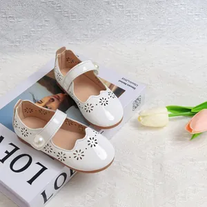 Élégantes chaussures Mary Jane blanches pour filles avec boucle perle et fleurs ajourées