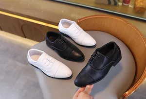 Chaussures classiques pointues en cuir noir et blanc pour garçons avec lacets élégants
