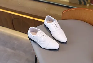 Vue détaillée de chaussures oxford blanches en cuir pour enfants avec lacets élastiques