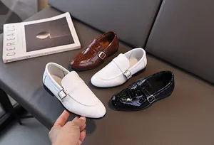 Scarpe da ragazzo in ecopelle goffrata coccodrillo nei colori marrone bianco e nero