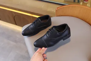 Détails de chaussures richelieu noires pour garçons avec coutures élégantes et lacets