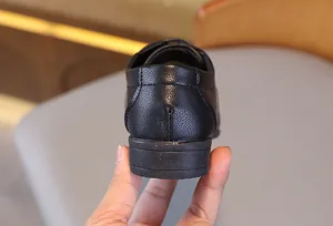 Détail du talon de chaussure en cuir pour garçon avec coutures et semelle antidérapante