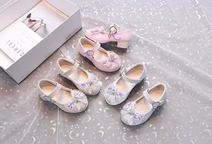 Détails des chaussures de princesse Mary Jane en rose et argent avec paillettes