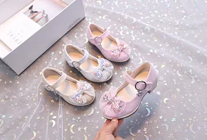 Détail de chaussures Mary Jane à paillettes pour filles avec nœud en tulle et broderie florale