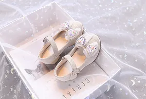 Détail de chaussures Mary Jane pour filles avec paillettes et nœud en tulle fin