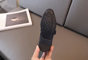 Dettaglio scarpe in pelle per bambini con suola antiscivolo e marcatura della taglia