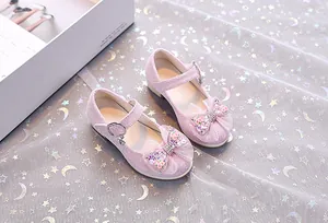 Détail de chaussures Mary Jane roses pailletées avec nœud en maille pour petites filles