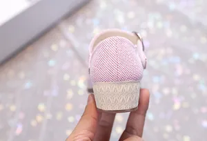Détail de chaussures de princesse roses pour filles avec talon gaufré et tissu en maille pailletée
