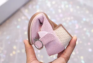 Gros plan d'une chaussure de princesse rose montrant la semelle souple et flexible