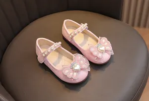 Dettagli delle scarpe Mary Jane rosa con paillettes, fiocco e perle da bambina