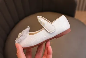 Dettaglio delle scarpe da principessa per bambina con glitter e decorazioni di perle