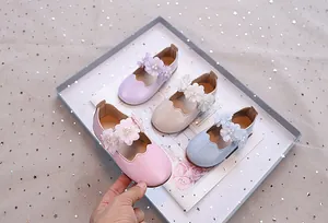 Glitzernde Mary-Jane-Schuhe für Mädchen mit Netzblumen und Perlenverzierung im Detail