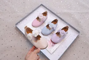 Draufsicht auf Mädchen Prinzessinnenschuhe in Rosa, Blau, Lila und Beige mit Perlenblumen