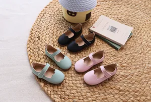 Matte Mary Jane Schuhe für Mädchen in Schwarz, Mintgrün und Rosa auf einer Matte