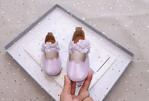 Detailansicht lila Mary Jane Schuhe mit Organza-Blüten und Perlenverzierung von oben