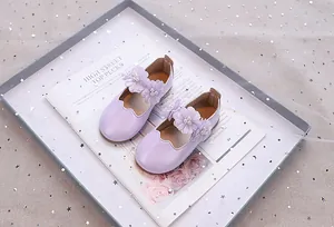 Detail von hellvioletten Mary Jane Schuhen mit Netzblüten und Perlenakzenten