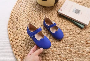 Dunkelblaue Mary Jane Schuhe für Mädchen mit weißen Wellennähten und Klettverschluss