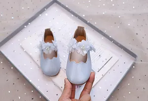 Detailansicht hellblauer Glitzer-Prinzessin-Schuhe mit Tüllblumen und Perlenverzierung