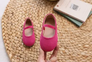 Detail of rose red suede Mary Jane shoes for girls with elastic strap and soft sole
