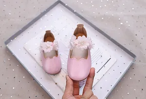 Detail von rosa Mary-Jane-Schuhen mit 3D-Stoffblumen, Perlen und gewellten Kanten