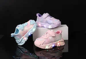 Dettaglio delle suole LED luminose e chiusura a strappo su sneakers colorate da bimba