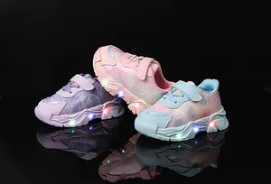 Dettaglio delle suole a LED colorate e motivo a fulmine su scarpe da ginnastica