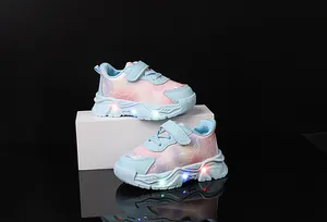 Dettaglio di scarpe LED per bambine con colori sfumati e suole in gomma antiscivolo