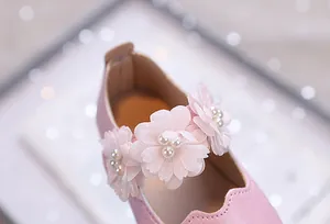 Detail von rosa Mädchen Prinzessinnenschuhen mit Glitzer und 3D Perlen Chiffonblumen