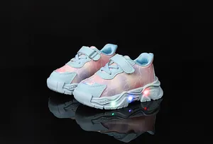 Dettaglio delle sneakers LED per bambini con chiusura a velcro e design sfumato