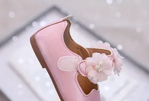 Details von rosa Pailletten-Mary Janes mit Netzblume und Perlenverzierung für Mädchen