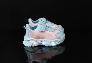 Vista laterale di sneakers LED per bambini con sfumatura rosa e blu e cinturino velcro