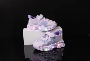Dettaglio di scarpe sportive viola per bambine con suole a LED e motivi a fulmine