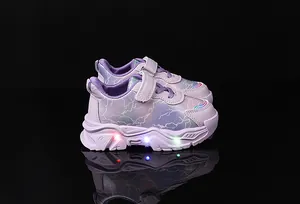 Dettaglio scarpe luminose viola per bambini con suole LED e motivi a fulmine