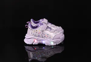 Détail de basket lumineuse pour enfant avec motifs papillons holographiques et semelle LED