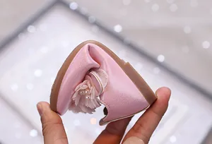 Nahaufnahme flexibler rosa Prinzessinnenschuh mit weicher Sohle und Perlenblume
