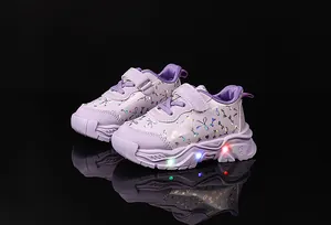 Détail de basket violette pour enfant avec lumières LED et fermeture à scratch pratique