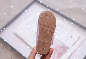 Nahaufnahme der rutschfesten Gummisohle und Größe 23 Markierung am rosa Mädchenschuh