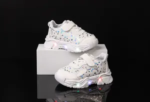 Détail de la semelle LED lumineuse et papillon à paillettes sur baskets bébé
