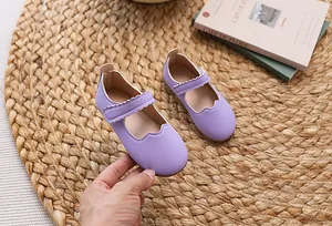 Detailansicht lila Mädchen Mary Jane Schuhe mit Wellenrand und Klettverschluss