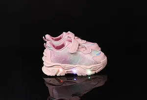 Dettaglio di scarpe da ginnastica rosa per bambina con luci LED e tomaia sfumata
