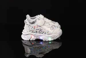 Vue détaillée des baskets LED pour enfants avec semelles lumineuses et motifs nœuds