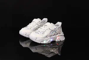 Détail de baskets lumineuses pour enfants avec semelles LED et motifs papillons