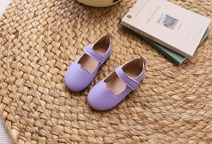 Details von hellvioletten Mary Jane Schuhen mit Wellenrand und Klettverschluss