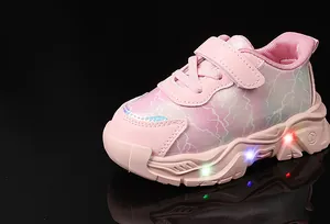 Dettaglio scarpe LED rosa per bambina con design a saetta cangiante e suola luminosa