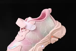 Dettaglio di sneakers rosa da bambina con suola a LED e chiusura a strappo