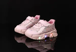 Baskets roses pour tout-petits avec semelles LED et motifs papillons holographiques