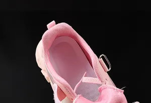 Dettaglio delle sneakers rosa per bambina con fodera in mesh traspirante e imbottita