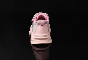Vista posteriore di sneakers rosa per bambini con suole ammortizzate e linguette tiranti