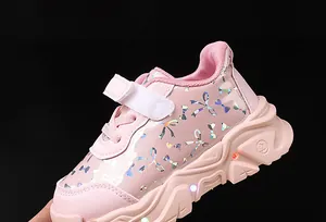 Détails de baskets roses pour tout-petits avec semelles LED et motif papillon laser
