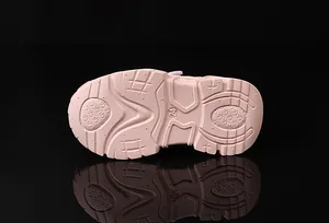 Dettaglio suola rosa antiscivolo per sneakers bimba con motivo geometrico taglia 24